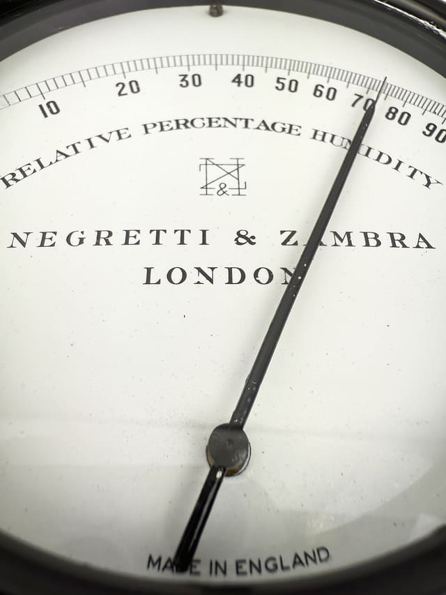 Hygrometer in a metal case thumbnail 4