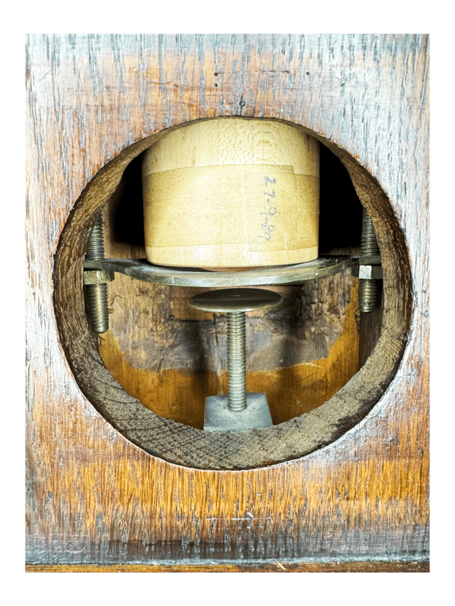 Pediment barometer thumbnail 4