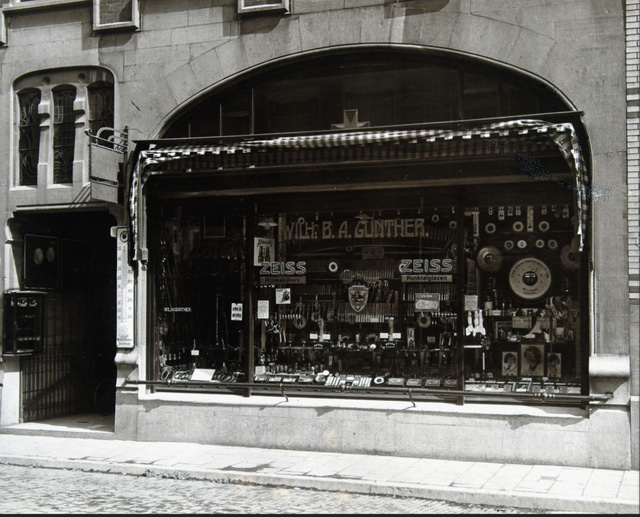Drum-shaped mahogany barometer